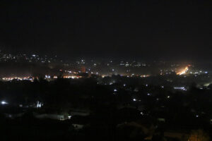 La ciudad de Harare, capital de Zimbabue, iluminada por los generados eléctricos de hogares y comercios zimbabuenses, que desde hace años atraviesan apagones diarios que pueden durar hasta 14 horas. EFE/Chengetai Zvauya
