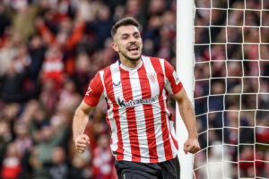 Fotografía de Javier Zorrilla, en la que puede verse en una imagen de archivo del 8 de diciembre de 2024 al defensa del Athletic Club de Bilbao Aitor Paredes durante un partido. EFE