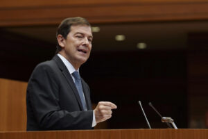 El presidente de la Junta de Castilla y León, Alfonso Fernández Mañueco (PP), comparece ante el pleno extraordinario de las Cortes de Castilla y León para analizar su gestión de la prevención y extinción de incendios forestales . EFE/Nacho Gallego