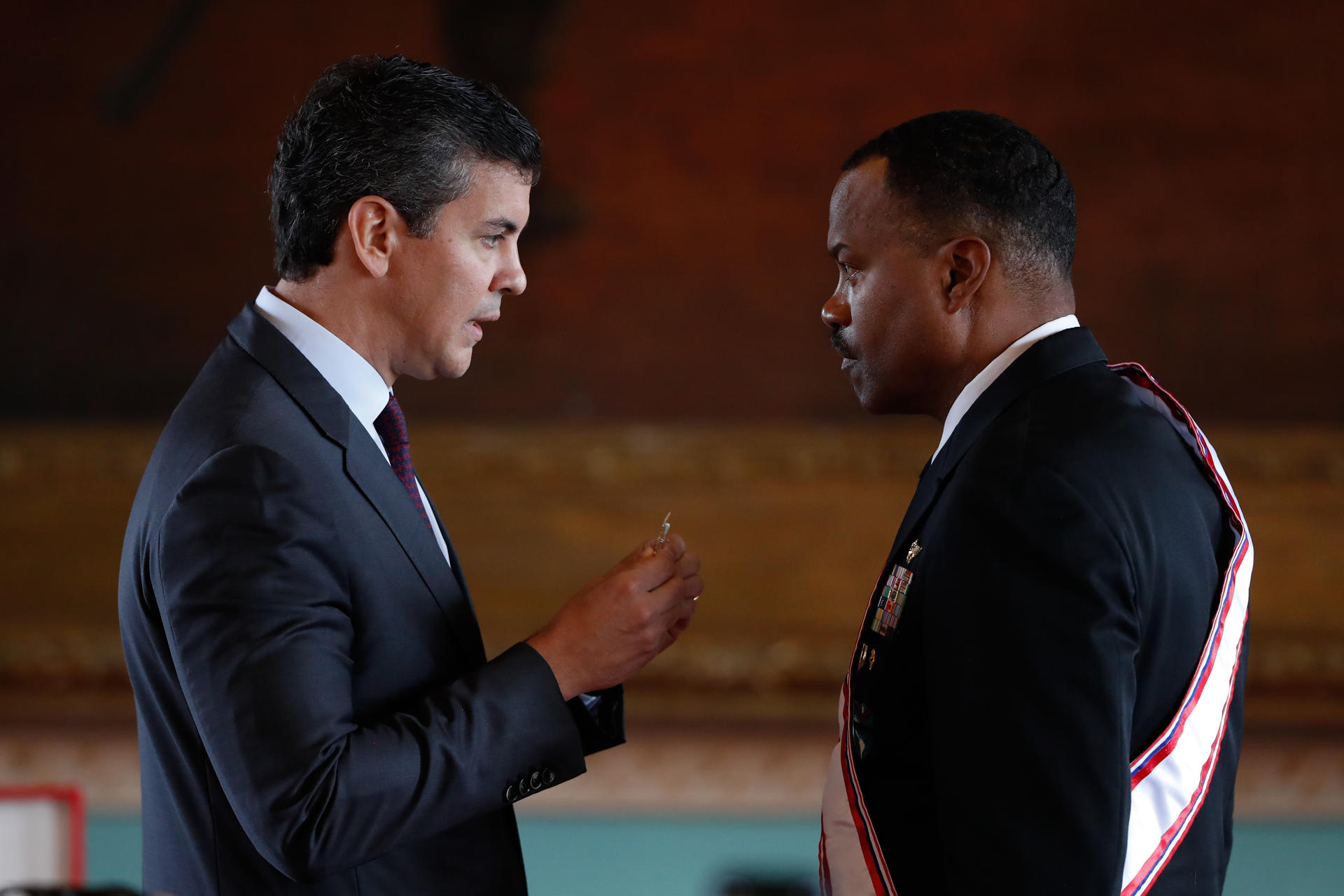 El presidente de Paraguay, Santiago Peña (i), condecora al comandante del Comando Sur de los Estados Unidos, Alvin Holsey, con la orden del mérito del comando de las Fuerzas Militares de Paraguay ‘General de División Bernardino Caballero’ en el grado de gran cruz, este sábado en Asunción (Paraguay). EFE/ Juan Pablo Pino