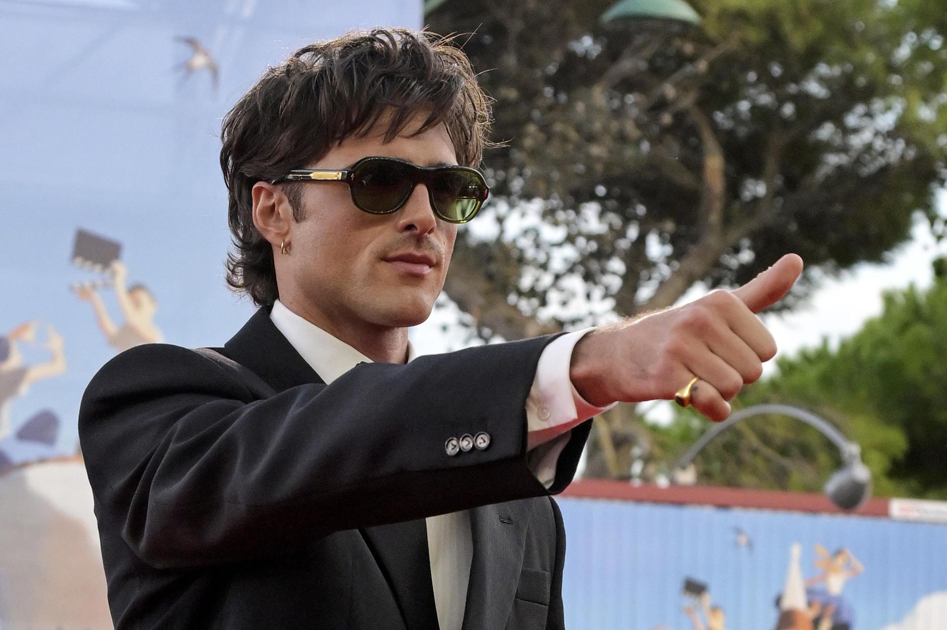 Jacob Elordi pasó de ser Frankenstein por la mañana al rey de la alfombra roja por la noche, este sábado en la Mostra de Venecia, donde fue recibido con escandalosos gritos por una multitud de fans que abarrotaban los alrededores del Pallazo del Cinema del Lido.
EFE/EPA/RICCARDO ANTIMIANI