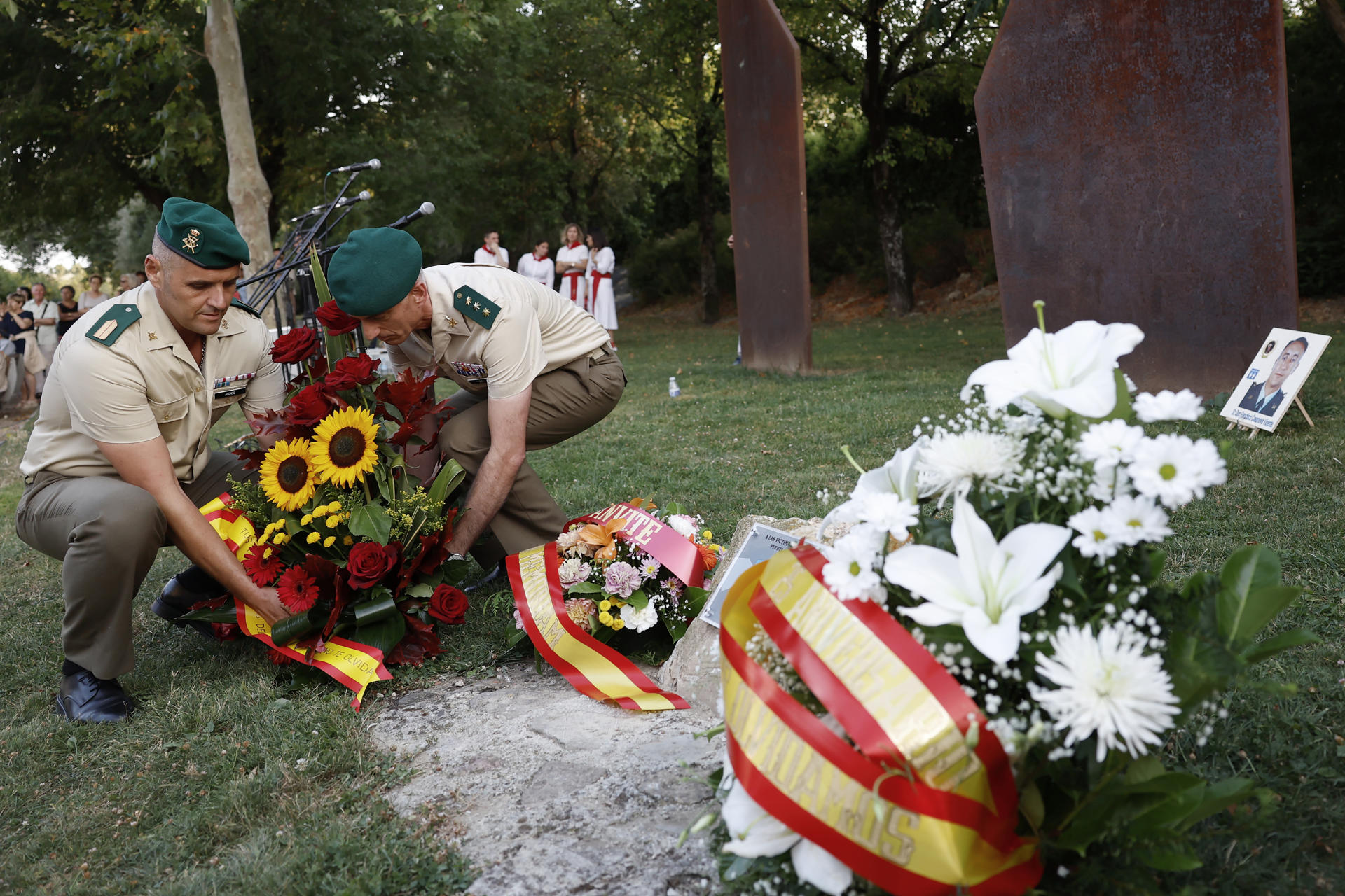 Acto organizado por 'Vecinos de paz' en la localidad de Berriozar en homenaje a Francisco Casanova, militar asesinado por ETA hace 25 años. EFE/ Jesús Diges