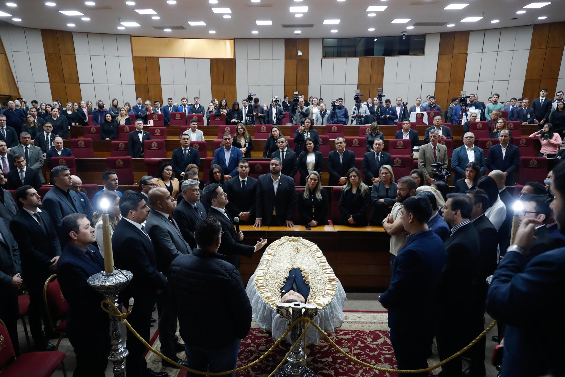 Diputados de Paraguay participan de un homenaje póstumo junto al féretro del diputado oficialista Derlis Rodríguez, este martes en el Palacio Legislativo en Asunción (Paraguay). EFE/ Juan Pablo Pino