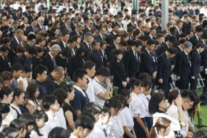 Los asistentes observan un minuto de silencio durante la Ceremonia Conmemorativa de la Paz en el 80 aniversario del bombardeo atómico de Hiroshima en el Parque Conmemorativo de la Paz en Hiroshima, Japón, el 6 de agosto de 2025. EFE/EPA/FRANCK ROBICHON
