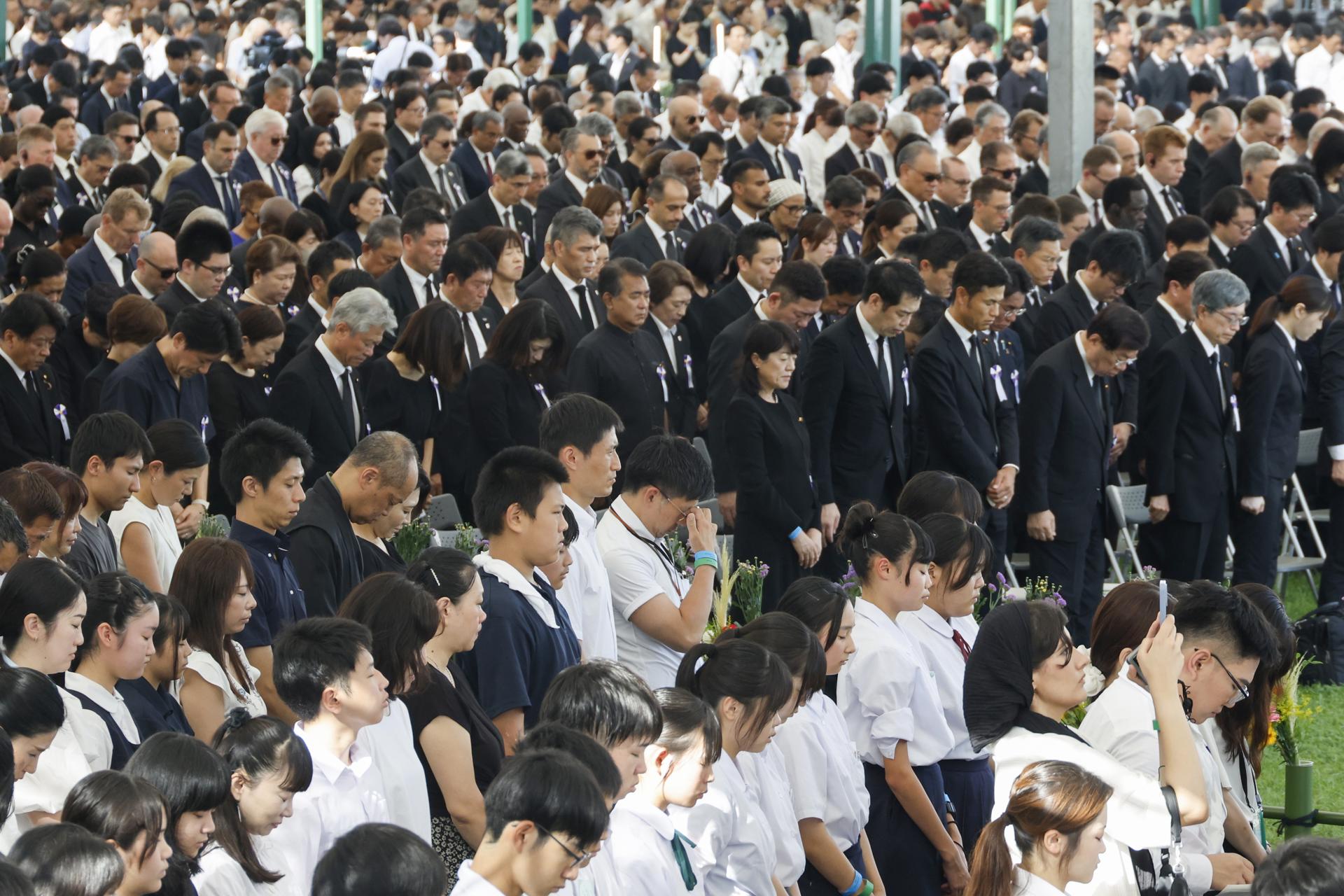 Los asistentes observan un minuto de silencio durante la Ceremonia Conmemorativa de la Paz en el 80 aniversario del bombardeo atómico de Hiroshima en el Parque Conmemorativo de la Paz en Hiroshima, Japón, el 6 de agosto de 2025. EFE/EPA/FRANCK ROBICHON
