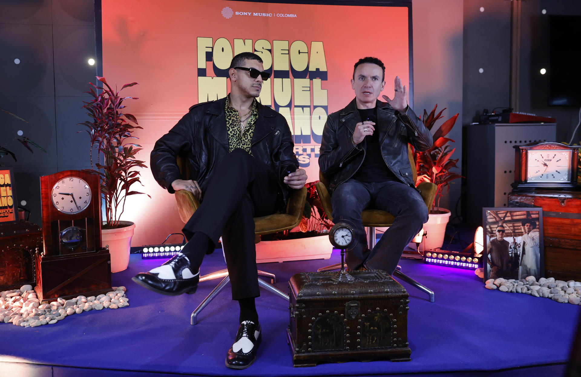 Fotografía del 6 de agosto de 2025 de los cantantes colombianos Fonseca (d) y Manuel Medrano, hablando durante una entrevista con EFE en Bogotá (Colombia). EFE/ Mauricio Dueñas Castañeda