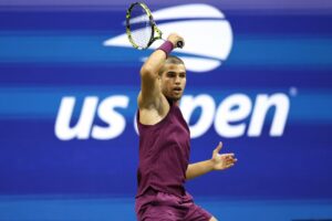 Carlos Alcaraz, número 2 de mundo, pasó este miércoles por encima del italiano Mattia Bellucci (65) por 6-1, 6-0 y 6-3 en una hora y 36 minutos. y avanzó a la tercera ronda del Abierto de Estados Unidos. EFE/EPA/JOHN G. MABANGLO