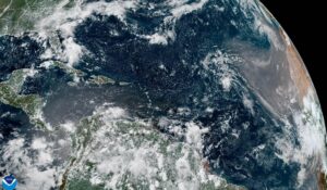 Fotografía satelital cedida por la Administración Oceánica y Atmosférica (NOAA) a través del Centro Nacional de Huracanes (NHC) de Estados Unidos que muestra el estado del clima en el Atlántico este viernes. EFE/ NOAA-NHC