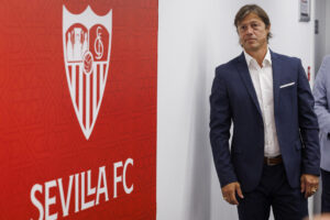Fotografía de Julio Muñoz, en la que puede verse en una imagen de archivo del pasado 8 de julio al técnico argentino Matías Almeyda, del Sevilla. EFE