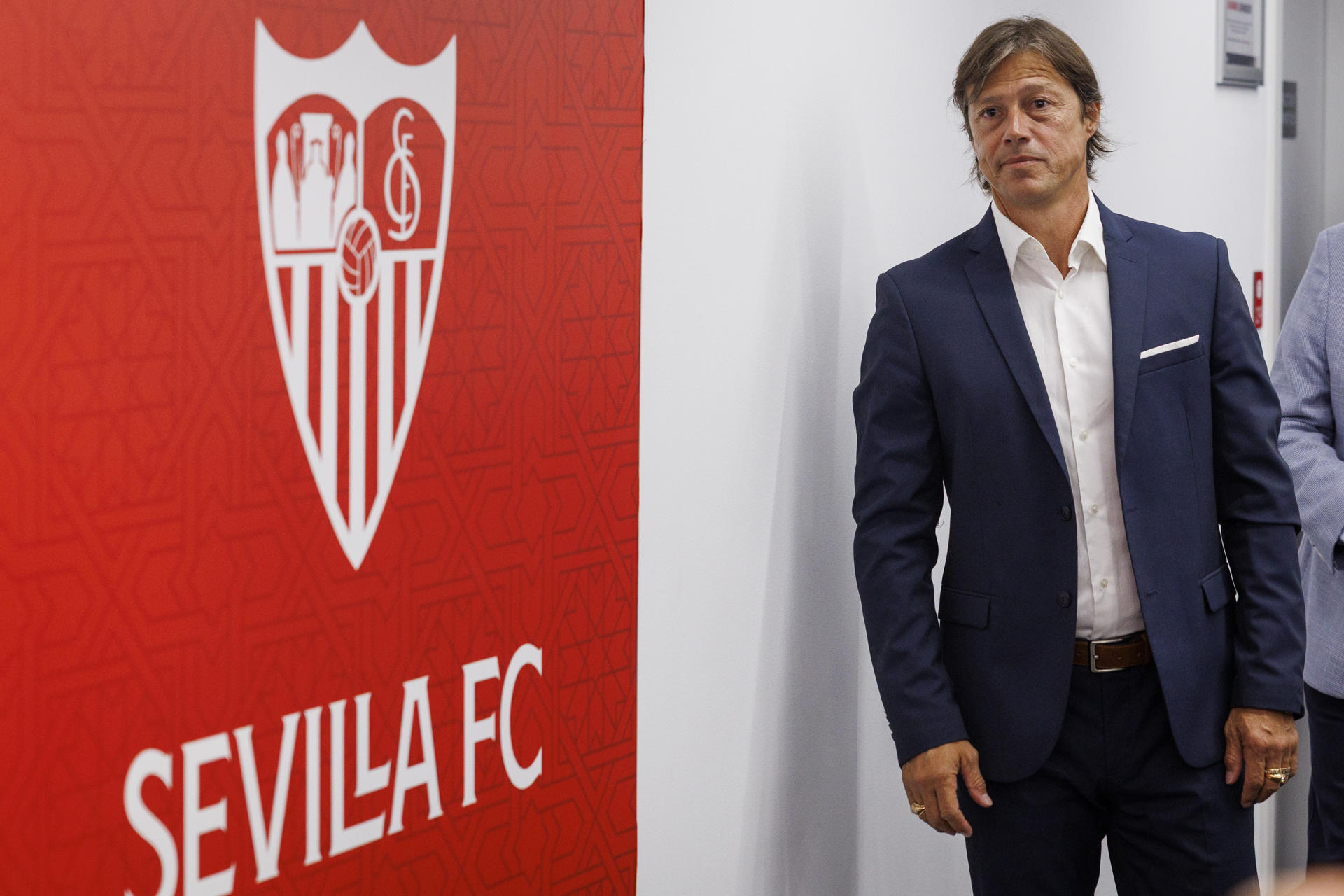 Fotografía de Julio Muñoz, en la que puede verse en una imagen de archivo del pasado 8 de julio al técnico argentino Matías Almeyda, del Sevilla. EFE