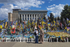 - Dos personas frente a un monumento a los soldados ucranianos muertos en la guerra contra Rusia este lunes, en la Plaza de la Independencia en Kiev (Ucrania). Los ucranianos esperan poner fin a la guerra mediante la diplomacia y algunos considerarían ceder temporalmente los territorios ocupados por Rusia a cambio de garantías de seguridad fiables, pero la mayoría comparte la postura del Gobierno de que no se pueden ceder zonas actualmente controladas por Ucrania a cambio de una incierta paz como exige Moscú. "Lo que temo es que Donald Trump y Vladímir Putin acuerden algo a nuestras espaldas, que luego intentarán imponernos", declaró a EFE Zoreslava Taraj, profesora de inglés en la ciudad occidental ucraniana Leópolis, en referencia a la reunión prevista entre los líderes de Estados Unidos y Rusia el viernes en Alaska. EFE/ Rostyslav Averchuk