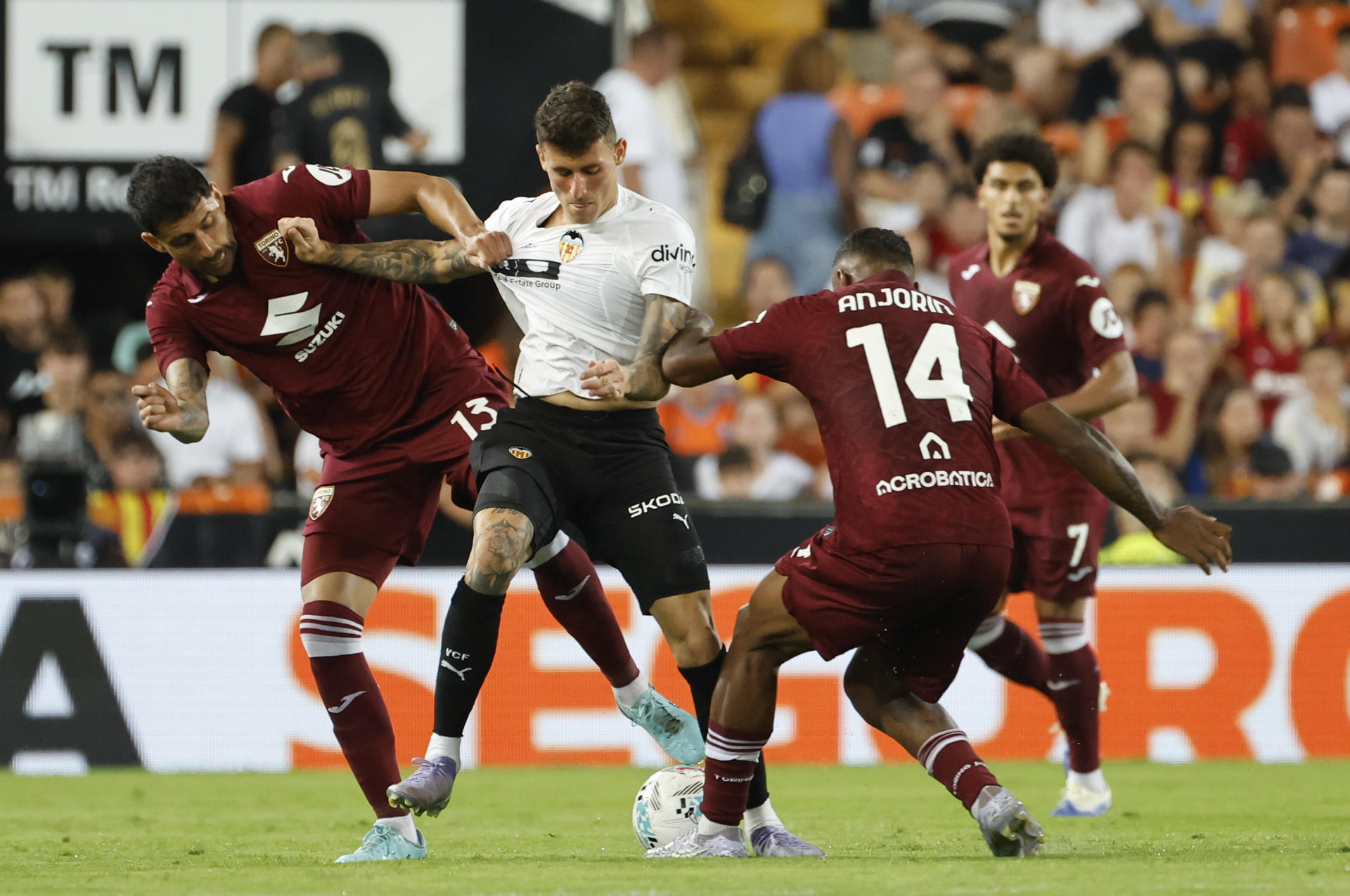 El centrocampista del Valencia Dani Raba (2i) lucha con Faustino Anjorin (d), del Torino, durante el partido del Trofeu Taronja que Valencia y Torino disputan este sábado en el estadio de Mestalla. EFE/ Ana Escobar