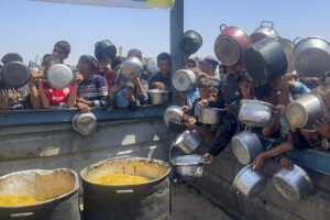 Imagen del 19 de abril de 2025 de personas que esperan el reparto de alimentos en Gaza. EFE/ Ahmad Awad 
JAN YUNIS (GAZA), 19/04/2025.- El miedo a morir de hambre es una realidad que empieza, cada vez más, a acorralar a la población gazatí sin acceso a comida ante el veto impuesto por Israel a la entrada de camiones con ayuda humanitaria, desde hace ya más de un mes, y que se ve obligada a aferrarse a los pocos comedores benéficos todavía operativos en el enclave palestino para poder sobrevivir. EFE/Ahmad Awad