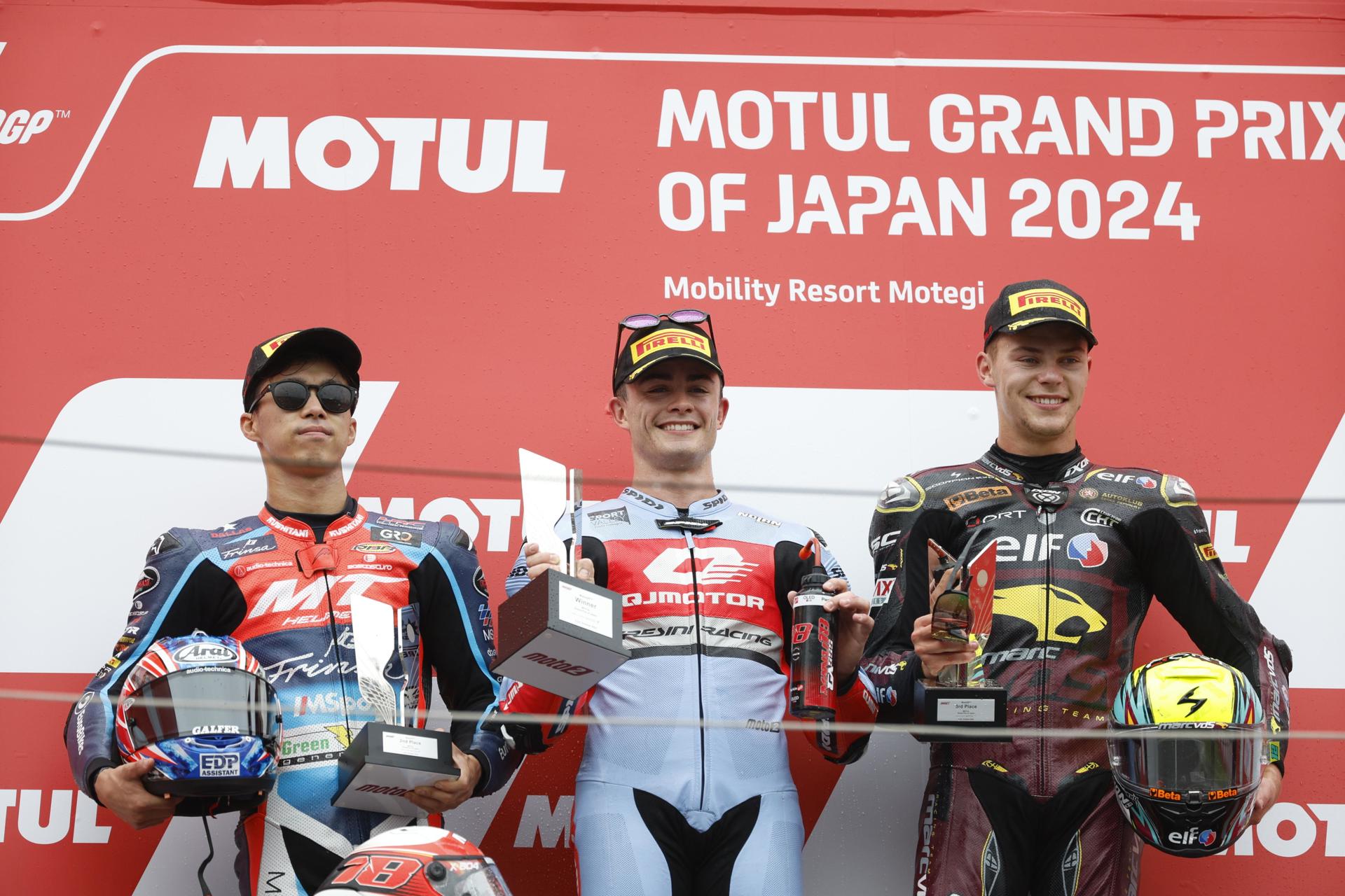 El piloto japonés Ai Ogura, de MT Helmets MSI, segundo clasificado (izquierda), el piloto español Manuel González, de QJMOTOR, primero (centro), y el piloto checo Filip Salac, de ELF Marc VDS Racing, tercero (derecha), celebran en el podio tras la carrera de Moto2 del Gran Premio de Motociclismo de Japón en Motegi, al norte de Tokio, Japón, el 6 de octubre de 2024. Foto de archivo de: FRANCK ROBICHON/EFE/EPA
