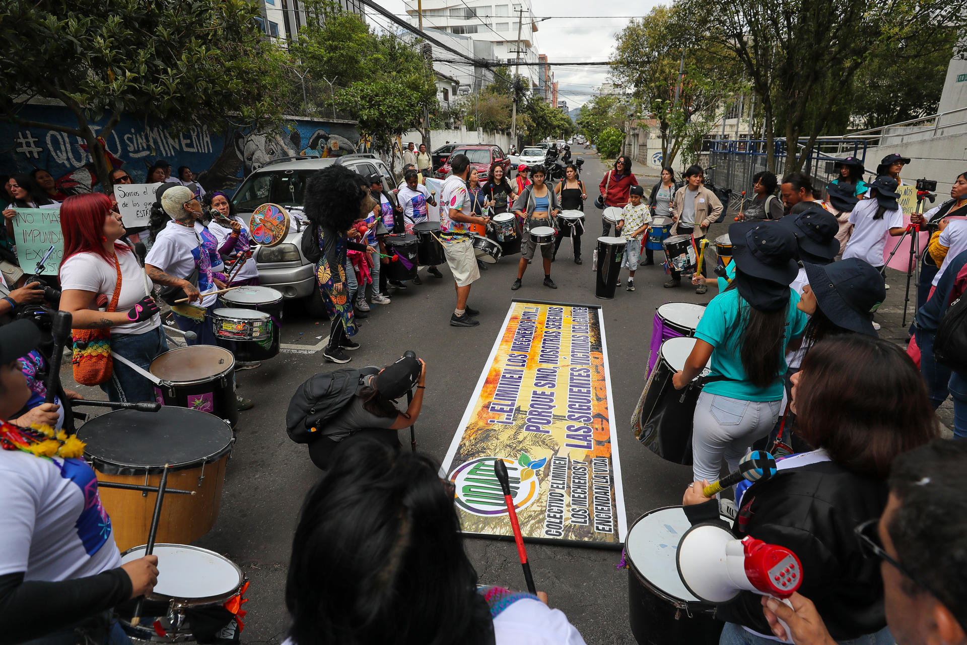 Personas participan en una manifestación frente a la Corte Constitucional este miércoles, en Quito (Ecuador). EFE/ José Jácome
