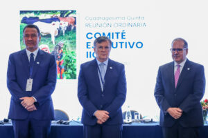 Fotografía cedida este martes, 19 de agosto, por el Ministerio de Desarrollo Agrario y Riego de Perú de su titular, Ángel Manero (i), al posar junto al director general del Instituto Interamericano de Cooperación para la Agricultura (IICA), Manuel Otero (c), en Lima (Perú). EFE/ Ministerio de Desarrollo Agrario y Riego de Perú