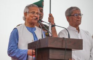 El Asesor Principal de Bangladesh, Muhammad Yunus, lee la Declaración de Julio para conmemorar el primer aniversario del Levantamiento de Julio en Dhaka, Bangladesh, el 5 de agosto de 2025. La histórica Declaración de Julio fue leída en presencia de representantes de todos los partidos políticos, representantes de las familias de las víctimas del Levantamiento de Julio y soldados heridos.
EFE/EPA/MONIRUL ALAM