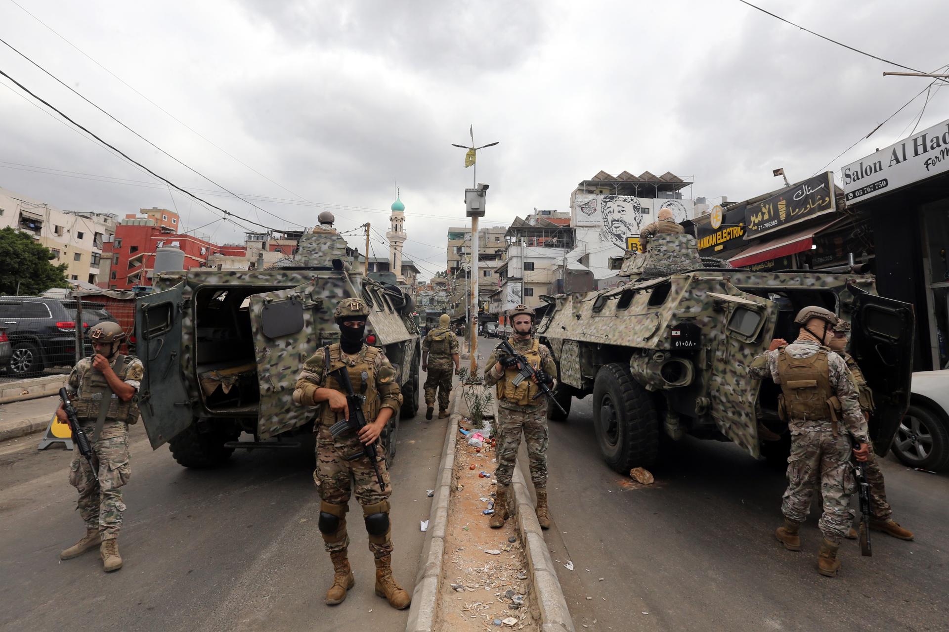 Soldados libaneses montan guardia en la entrada del campamento de refugiados palestinos de Burj Barajneh en el sur de Beirut, Líbano, 29 de agosto de 2025. El ejército libanés recibió un nuevo lote de armas palestinas en el campamento de Burj Barajneh tras un acuerdo de desarme alcanzado en mayo de 2025. (Líbano) EFE/EPA/WAEL HAMZEH