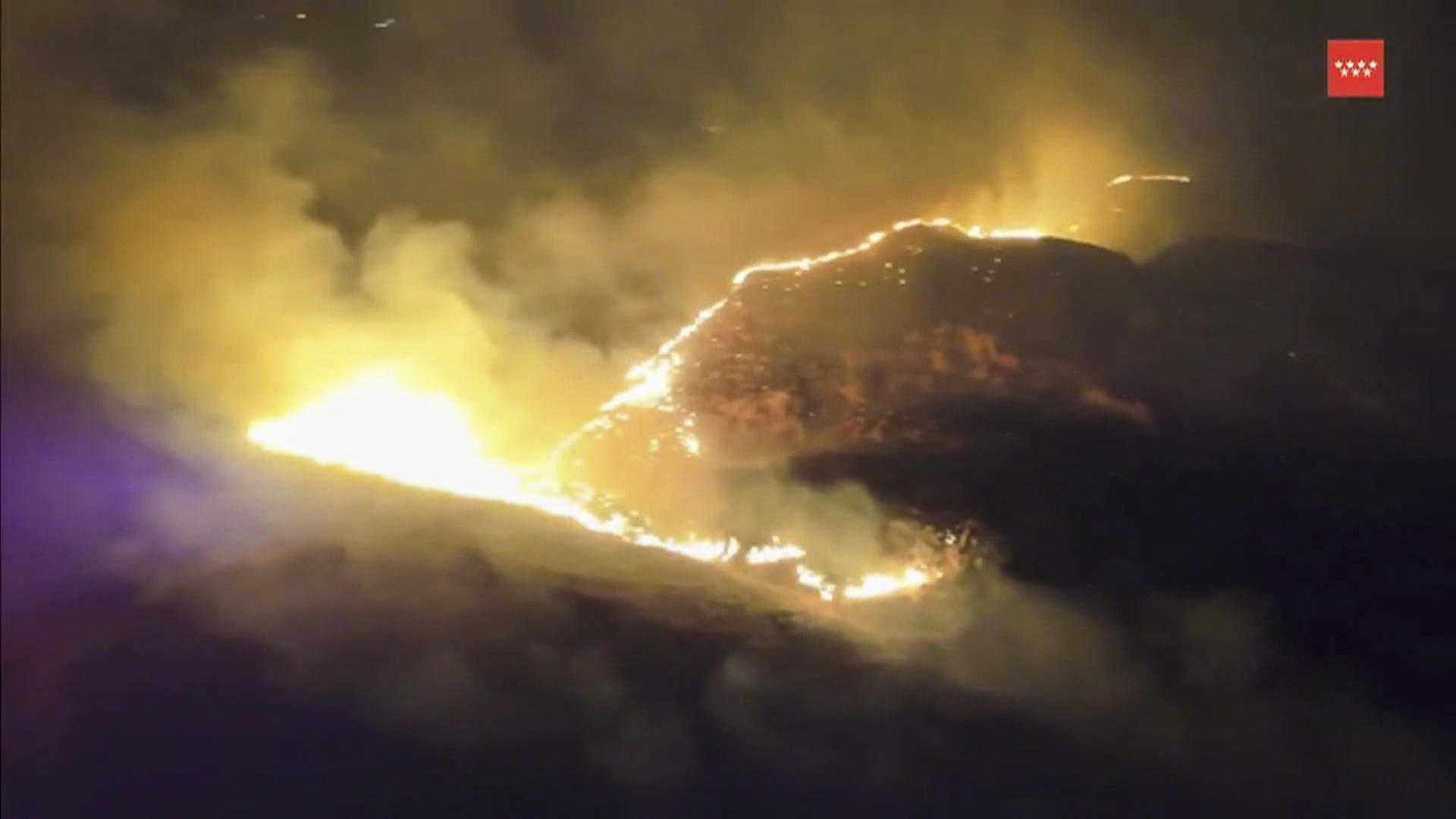Captura de vídeo de Emergencias Madrid del incendio forestal declarado en la madrugada de esta madrugada en Aranjuez y que ha obligado a desalojar a unos 40 vecinos de la urbanización Valdelascasas. Emergencias Madrid espera que el incendio forestal quede controlado a lo largo de la mañana de este sábado. EFE/ Emergencias Madrid