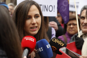 La secretaria general de Podemos, Ione Belarra, atiende a los medios durante su asistencia a la manifestación convocada por la Red Solidaria Contra la Ocupación de Palestina (RESCOP) en Madrid. EFE/ Fernando Alvarado