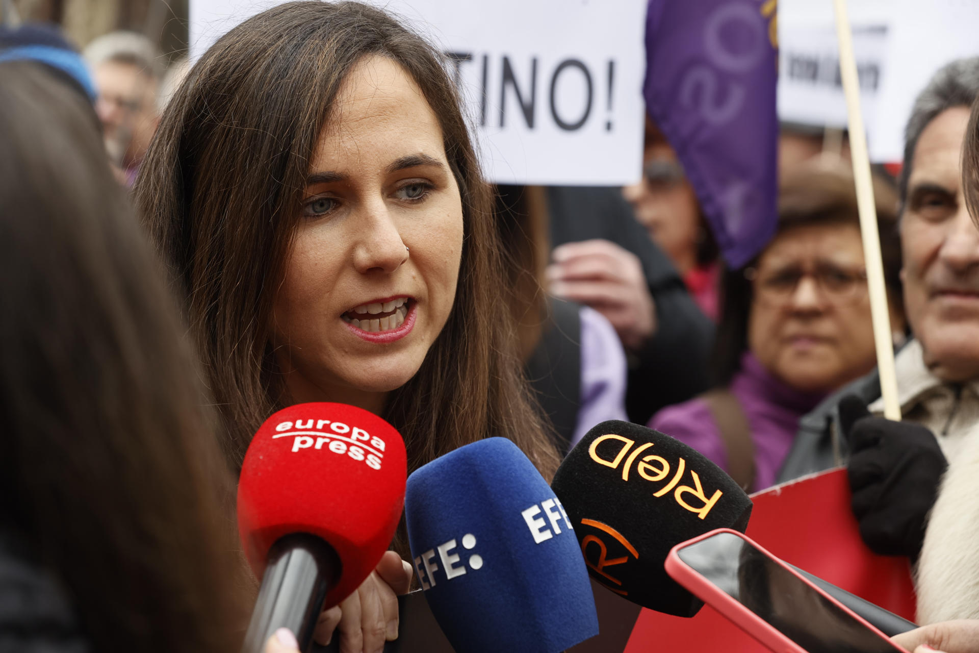 La secretaria general de Podemos, Ione Belarra, atiende a los medios durante su asistencia a la manifestación convocada por la Red Solidaria Contra la Ocupación de Palestina (RESCOP) en Madrid. EFE/ Fernando Alvarado