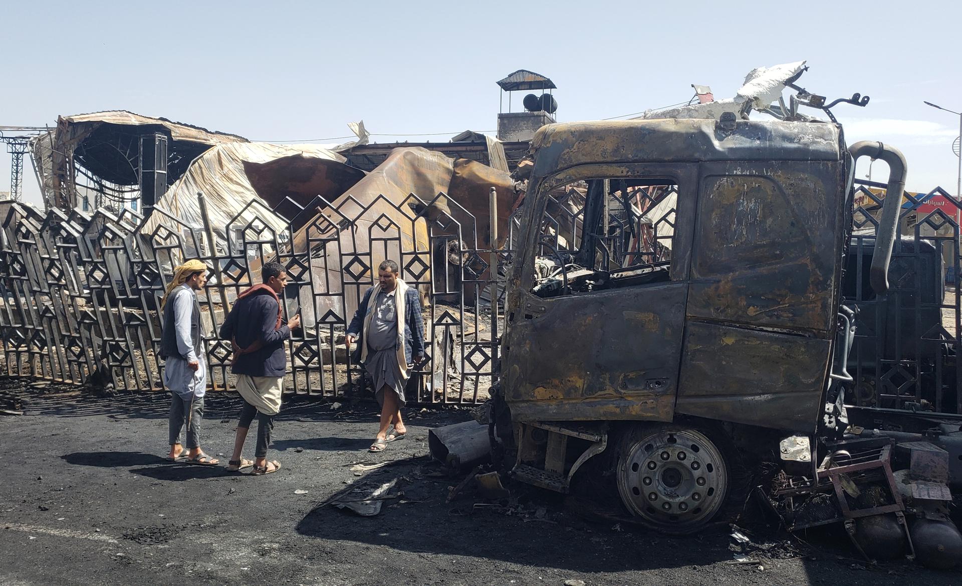 Unas personas inspeccionan una estación de gasolina destruida por los ataques aéreos israelíes de la víspera contra Saná, el 25 de agosto de 2025. EFE/EPA/YAHYA ARHAB