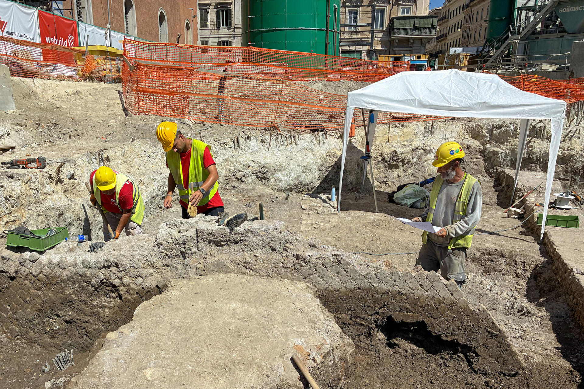 Fotografía cedida por la oficina de prensa de la Superintendencia Especial de Roma del Ministerio de Cultura de Italia que muestra un muro romano del siglo I A.C. Las obras para la construcción de la futura estación de plaza Venecia, parte del ambicioso proyecto de la línea C del metro de Roma, han sacado a la luz restos arqueológicos de época romana y medieval, entre ellos un complejo habitacional de varios pisos y antiguos hornos de cal. EFE/ Ministerio de Cultura de Italia / ***SOLO USO EDITORIAL/SOLO DISPONIBLE PARA ILUSTRAR LA NOTICIA QUE ACOMPAÑA (CRÉDITO OBLIGATORIO)***
