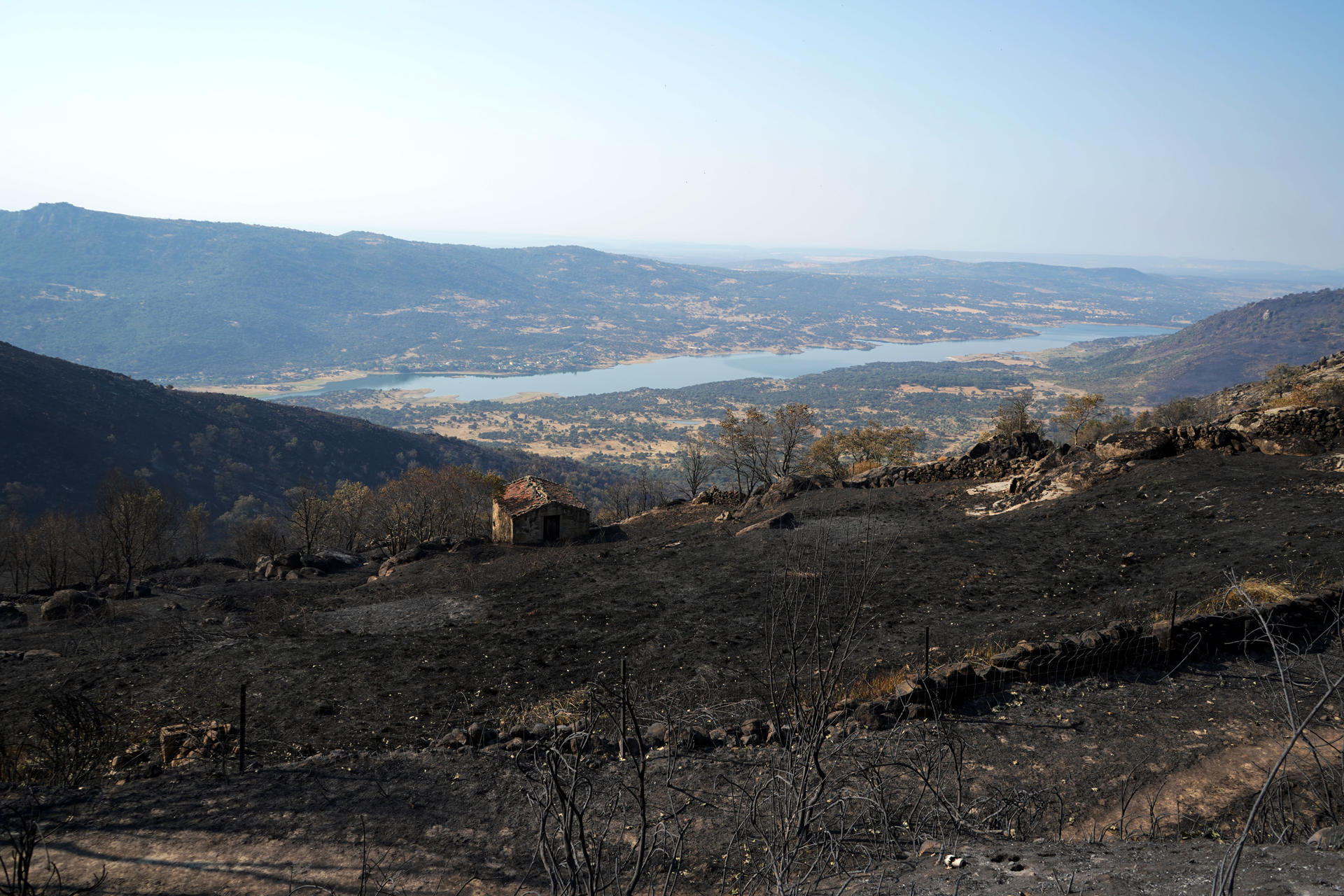 Vista de una zona arrasada por las llamas desde la carretera que une Cabezabellosa y El Torno, en el Valle del Jerte. Los efectivos de la Unidad Militar de Emergencias (UME) abandonaron la zona tras concluir su trabajo en las labores de extinción del incendio forestal de Jarilla (Cáceres). EFE/ Eduardo Palomo