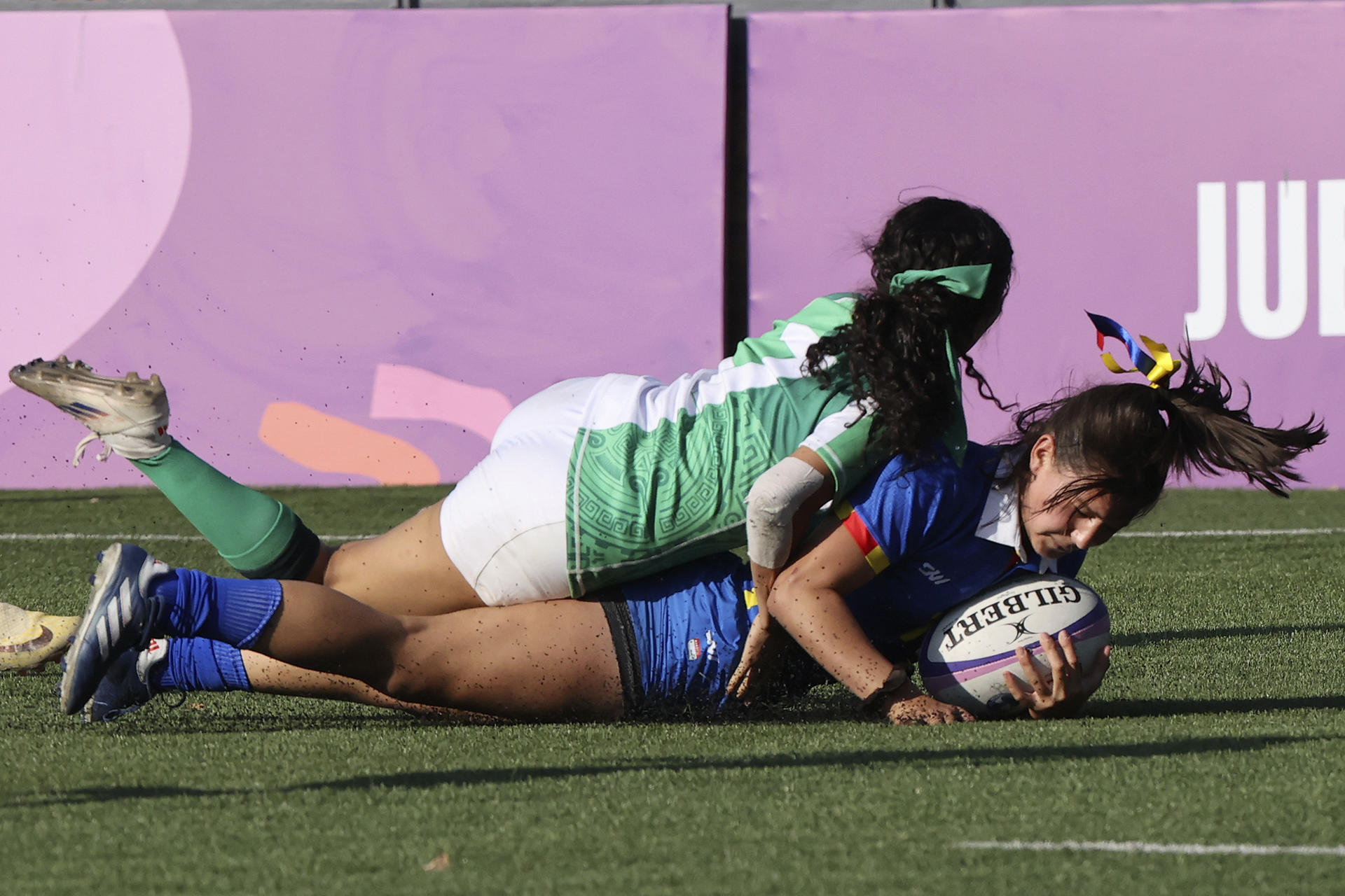 Jugadoras de Colombia y de México se enfrentan en un partido de rugby 7, en los II Juegos Panamericanos Junior ASU 2025 este domingo, en Luque (Paraguay). EFE/Rodrigo Sepulveda
