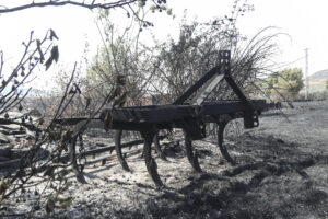 Maquinaria agrícola arrasada por el incendio forestal de Abejera (Zamora) ayer miércoles. EFE/Mariam A. Montesinos