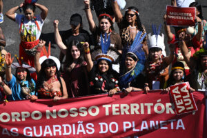 Mujeres participan en la IV Marcha de Mujeres Indígenas contra la violencia de género en sus territorios y a favor de un mejor acceso a los servicios de salud reproductiva este jueves, en la Explanada de los Ministerios en Brasilia (Brasil). EFE/ Andre Borges