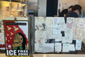 Fotografía del 26 de julio de 2025 de un cartel que dice 'Zona libre de ICE' en Atlanta, Georgia (Estados Unidos). EFE/ Marcelo Wheelock