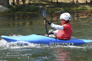 La deportista Malaien Chourraut participa este domingo en el Campeonato de España de Kayak Cross 2025, en Sabero (León). EFE/J.Casares
