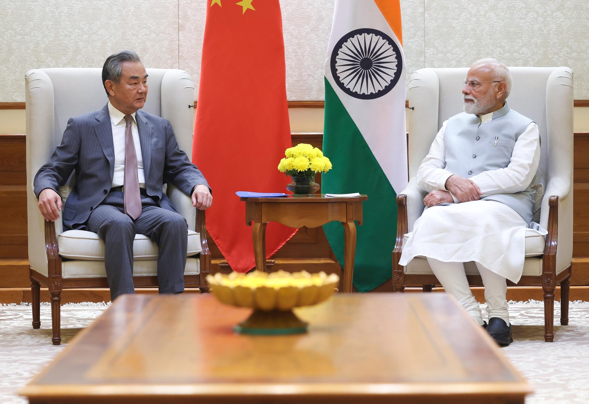 Una foto facilitada por la Oficina de Información de Prensa (PIB) mostrando al primer ministro indio Narendra Modi (R) con el ministro de Asuntos Exteriores chino Wang Yi durante su reunión en Nueva Delhi, India, 19 de agosto de 2025. El ministro de Asuntos Exteriores chino Wang Yi está de visita oficial de dos días a la India (Nueva Delhi) EFE/EPA/PRESS INFORMATON BUREAU / HANDOUT HANDOUT EDITORIAL USE ONLY/NO SALES
