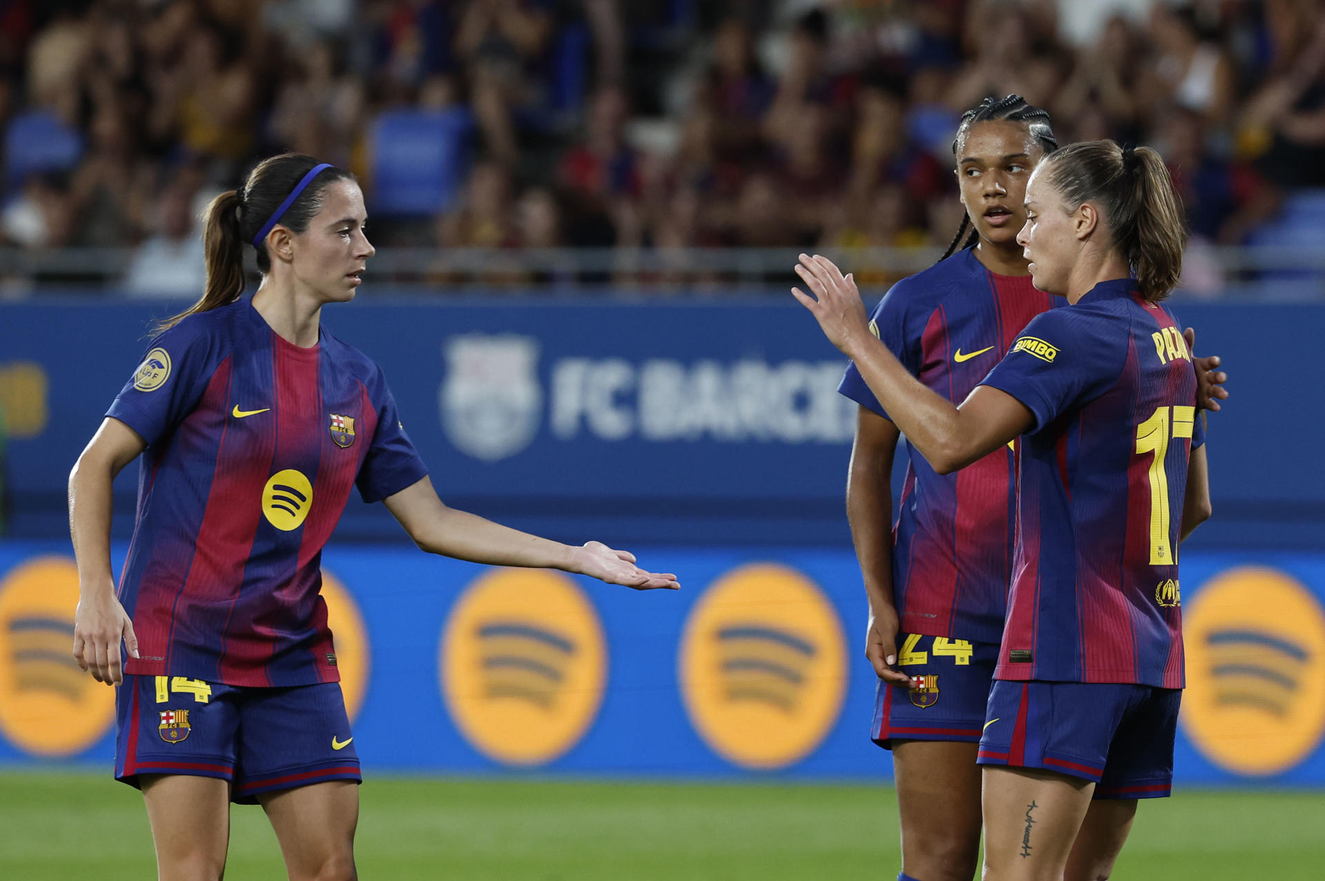 La centrocampista del FC Barcelona Aitana Bonmatí (i) celebra su gol durante el partido de Primera División Femenina que FC Barcelona y Alhama ElPozo CF disputan este sábado en el estadio Johan Cruyff. EFE/Toni Albir