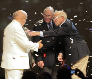 El cosmonauta ruso Alexei Leonov (i), primer hombre en hacer un paseo espacial en marzo de 1968; Neil Armstrong (c), primer hombre en pisar la Luna, en 1969, y Jim Lovell, comandante del Apolo XIII. EFE/Cristóbal García
