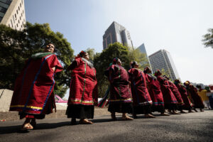Danzantes de diversas culturas indígenas celebran este sábado la 'Megacalenda', en el marco del Día Internacional de los Pueblos Indígenas, con un desfile por las principales avenidas de la Ciudad de México (México). EFE/José Méndez