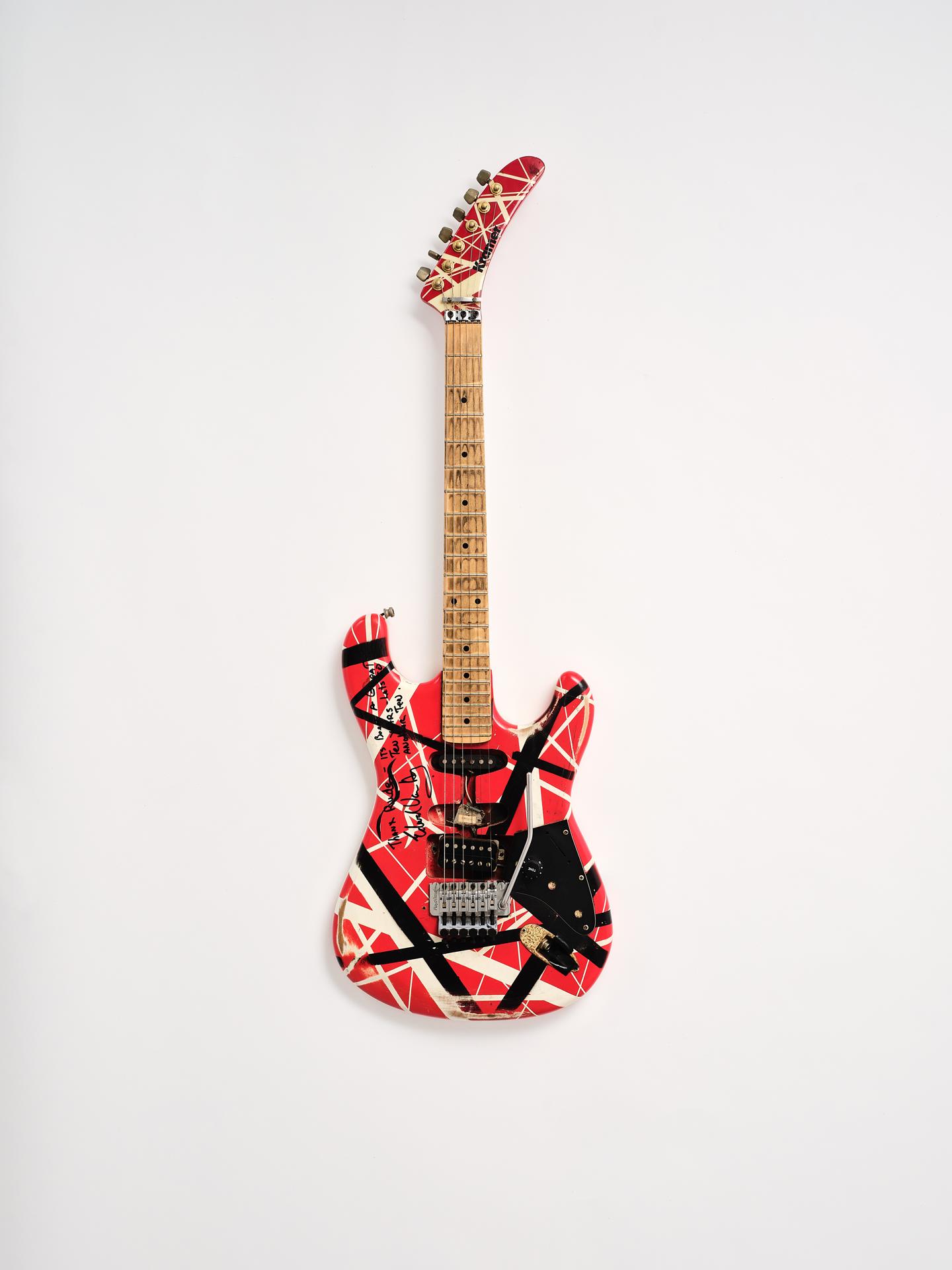 Fotografía cedida por la casa de subastas Sotheby´s de la guitarra usada por el músico neerlandés-estadounidense Eddie Van Halen. La icónica guitarra 'Kramer', que fue estrenada por Eddie Van Halen en una gira en 1982, saldrá a subasta el próximo 28 de octubre en la casa Sotheby´s, que aspira a venderla por un precio de entre 2 y 3 millones de dólares. EFE/ Kelsey Mcclellan / Sotheby´s