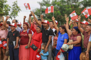 Fotografía del 15 de agosto de 2025 cedida por la Presidencia de Perú que muestra a ciudadanos de Santa Rosa de Loreto durante la visita de la presidenta de Perú, Dina Boluarte, en Santa Rosa de Loreto (Perú). EFE/ Presidencia de Perú