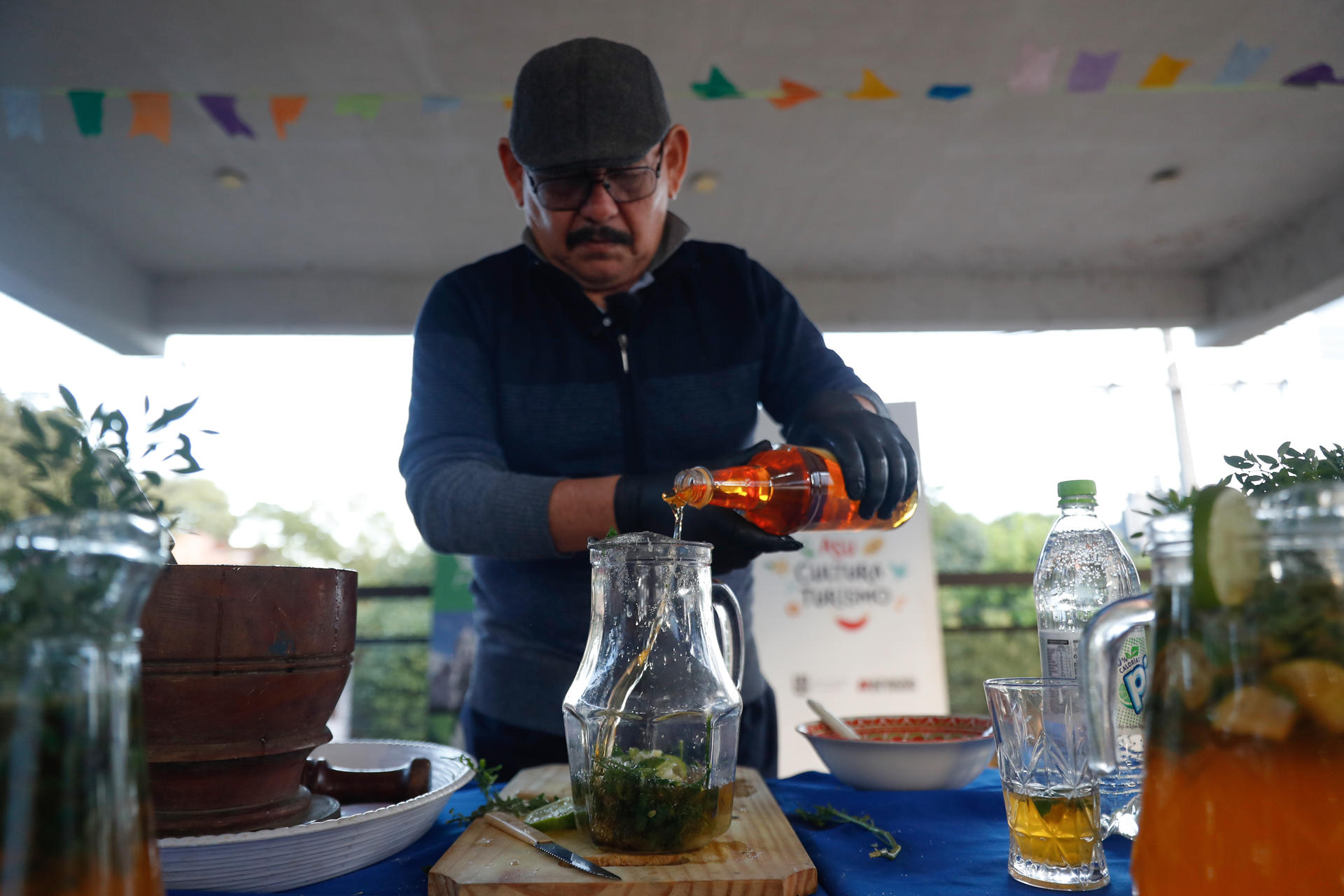 El promotor cultural de la Municipalidad de Asunción, Clemente Cáceres, prepara la bebida tradicional guaraní ‘Carrulim’ este viernes en Asunción (Paraguay). EFE/ Juan Pablo Pino