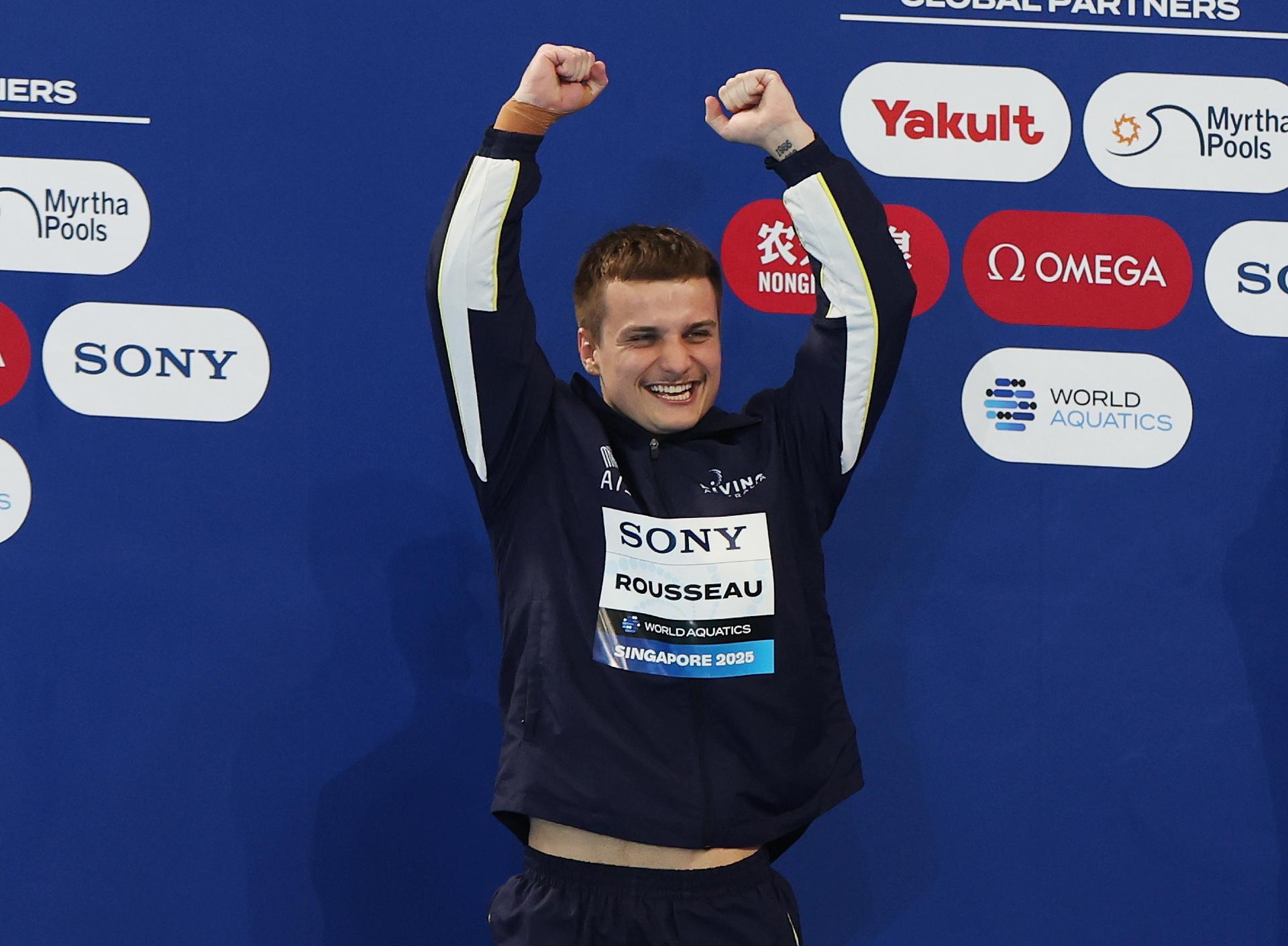 El medallista de oro Cassiel Rousseau, de Australia, celebra durante la ceremonia de entrega de medallas tras la final masculina de saltos desde la plataforma de 10 metros en el Campeonato Mundial de Natación Singapur 2025, celebrado en Singapur el 3 de agosto de 2025. (Singapur) EFE/EPA/FAZRY ISMAIL