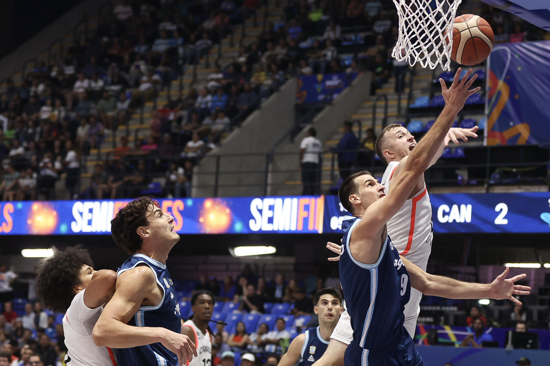 Nicolás Brussino (abajo), de Argentina, disputa el balón con Thomas Kennedy, de Canadá, este sábado en las semifinales de la FIBA AmeriCup 2025, en Managua (Nicaragua). EFE/ STR
