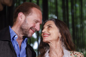 La actriz española Ángela Molina, acompañada por el actor británico Ralph Fiennes, durante la presentación en Barcelona del 'El regreso de Ulises' ('The return'), basada en la 'Odisea' de Homero. EFE/ Quique García
