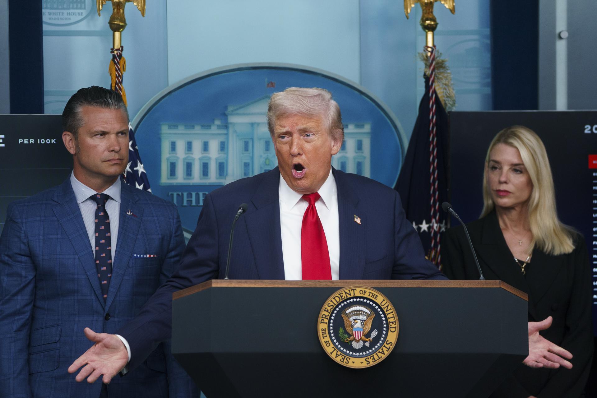 El presidente de Estados Unidos, Donald Trump (c), junto con el secretario de Defensa, Pete Hegseth (i), y la fiscal general, Pam Bondi (d), se dirigen a los medios de comunicación en la sala de prensa James S. Brady de la Casa Blanca, Washington. EFE/EPA/WILL OLIVER / POOL