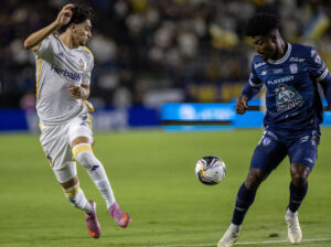 Matheus Nasmiento (i) de LA Galaxy disputa el balón con Eduardo Dos Santos de Pachuca este miércoles, durante el partido de cuartos de final de la Leagues Cup disputado en Carson (Estados Unidos). EFE/ Armando Arorizo