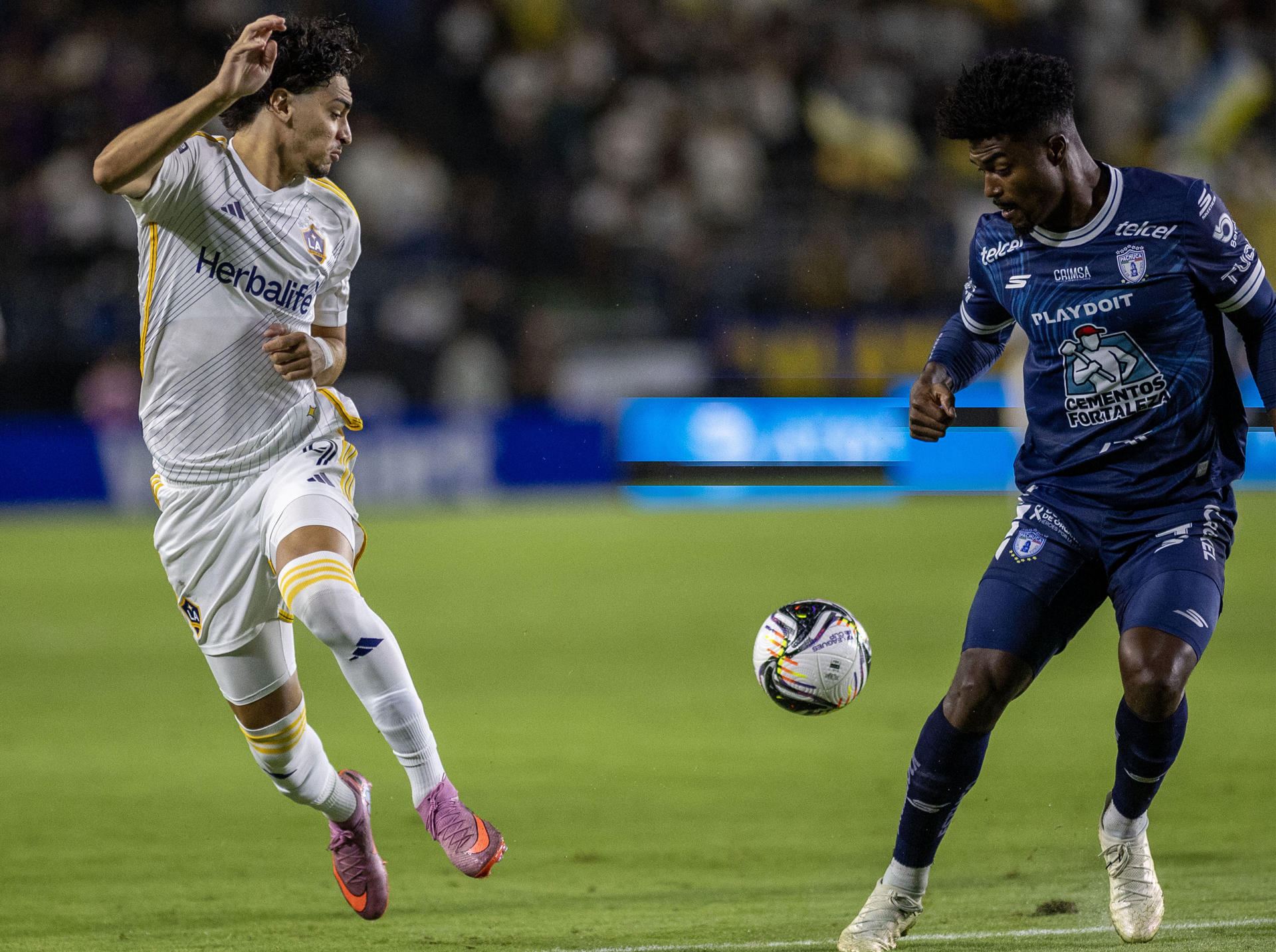 Matheus Nasmiento (i) de LA Galaxy disputa el balón con Eduardo Dos Santos de Pachuca este miércoles, durante el partido de cuartos de final de la Leagues Cup disputado en Carson (Estados Unidos). EFE/ Armando Arorizo