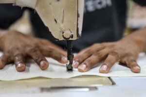 Fotografía de archivo de una persona que trabaja en una fábrica textil. EFE/EPA/DIVYAKANT SOLANKI