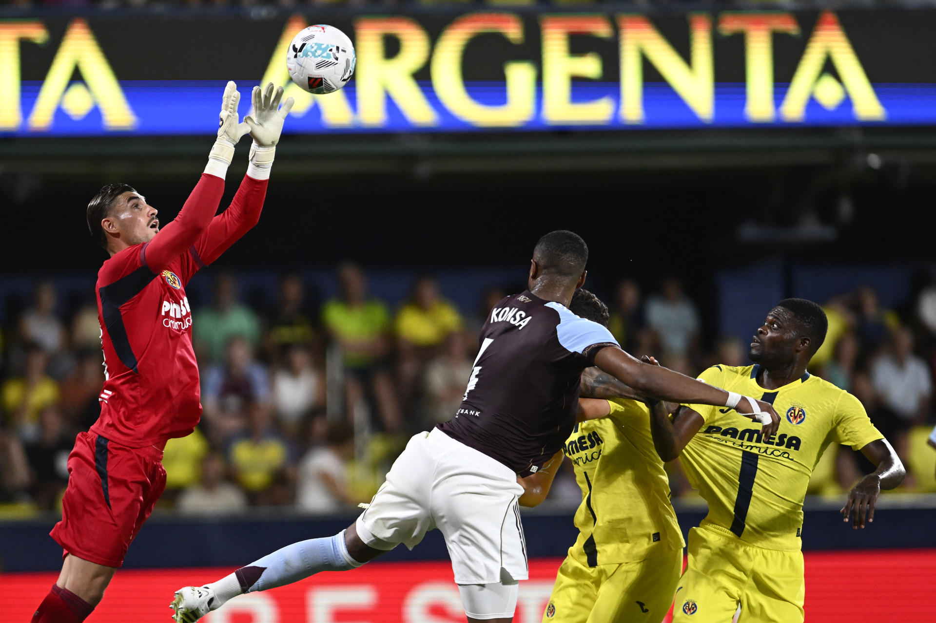 VILLARREAL, 10/08/2025.- guardameta del Villarreal Diego Conde (i) para un balón durante el partido del Trofeo de la Cerámica que Villarreal CF y Aston Villa juegan este domingo en el estadio de La Cerámica, en Villarreal. EFE/Andreu Esteban