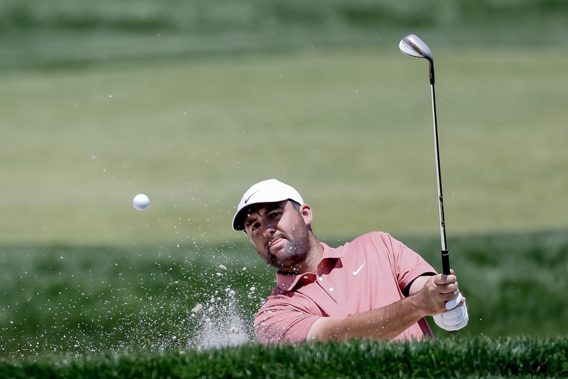 Fotografía de archivo del estadounidense Scottie Scheffler, número 1 del mundo, quien conquistó este domingo el BMW Championship de la PGA disputado en el Caves Valley Golf Club de Maryland. EFE/EPA/ERIK S. LESSER