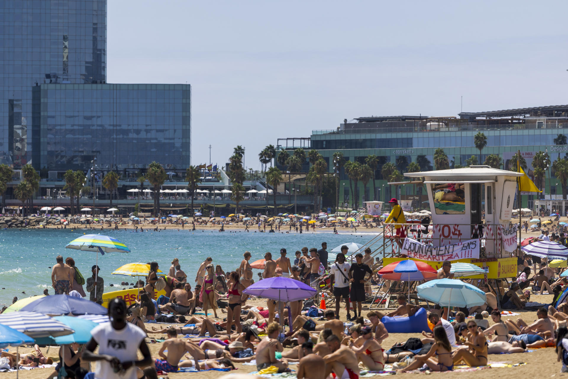 Mensajes de "Barcelona se ahoga" o "Estamos ahogados2 cuelgan de las casetas de socorrismo en las playas de Barcelona durante la huelga de socorristas este domingo, que está teniendo lugar estos días donde se reclama más derechos para los trabajadores. EFE/Marta Pérez
